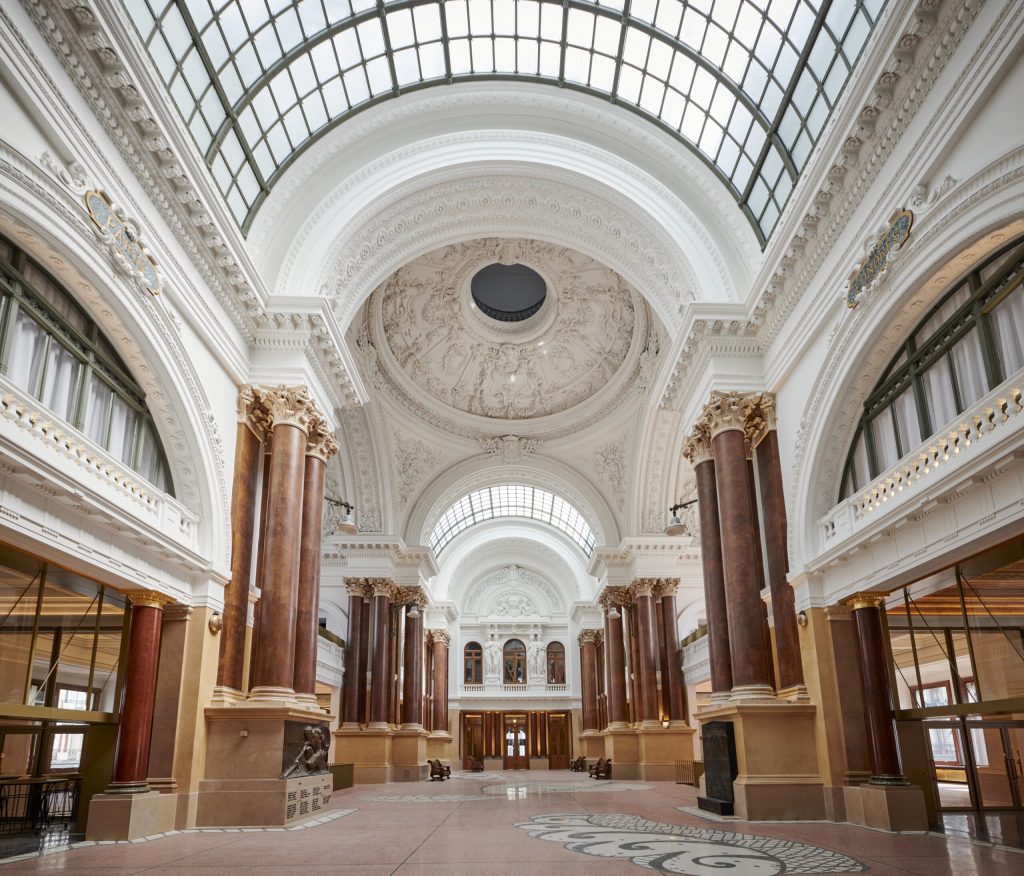 The interior of the Stock Exchange: a room with columns, a dome and a glass roof.
