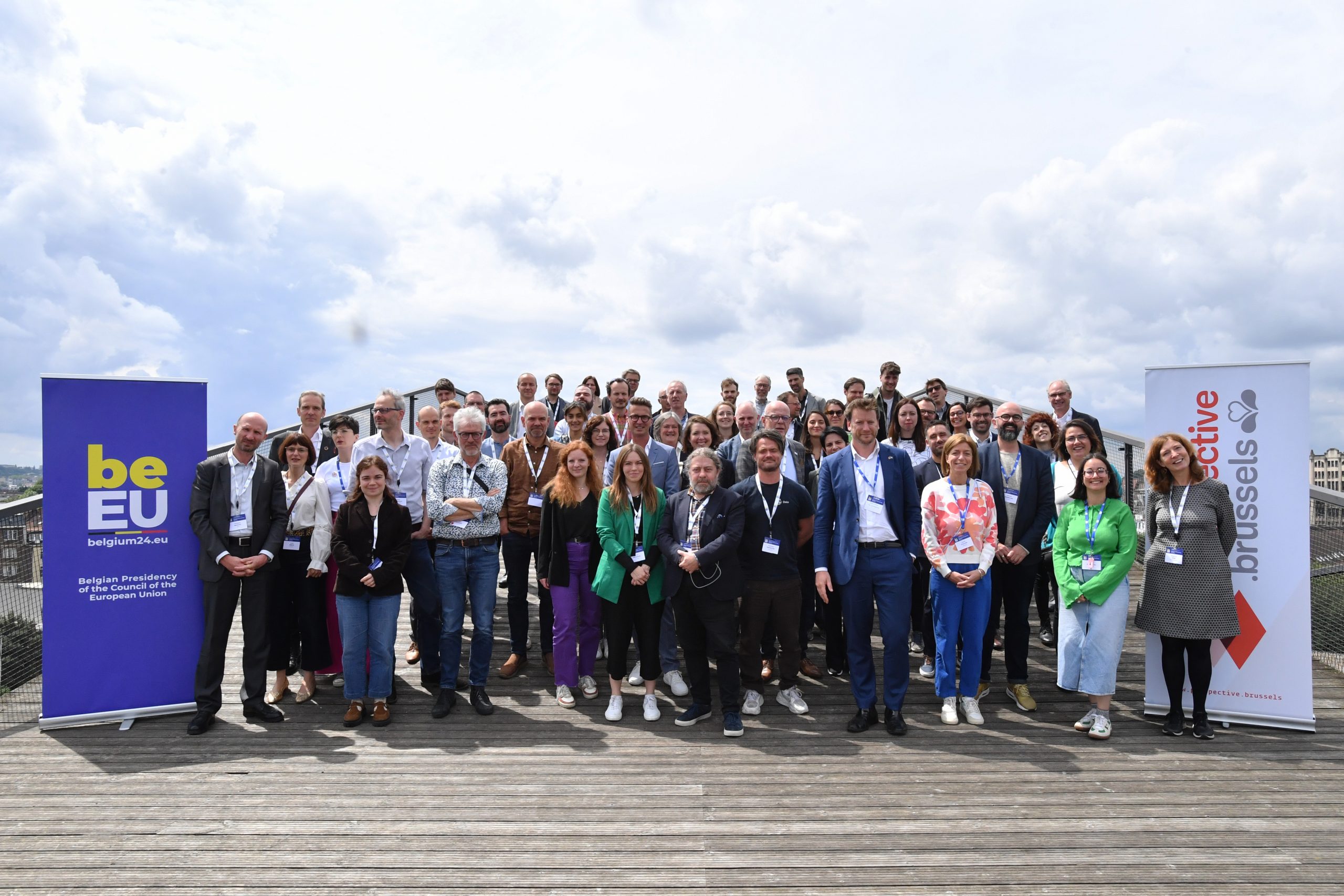 Een groep poseert voor de camera