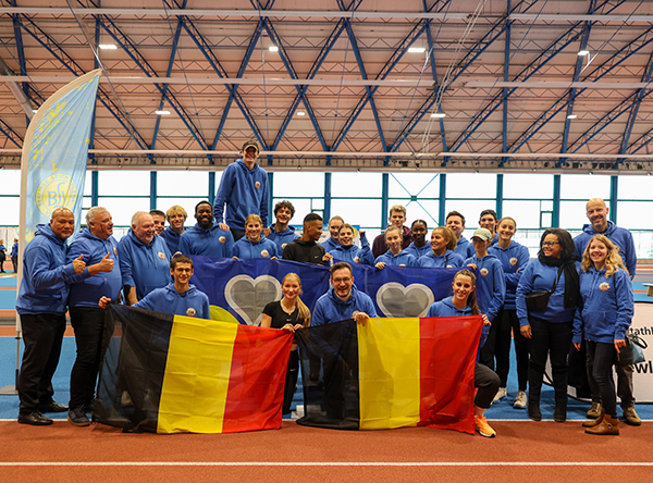 The delegation posing with the Brussels and Belgian flags