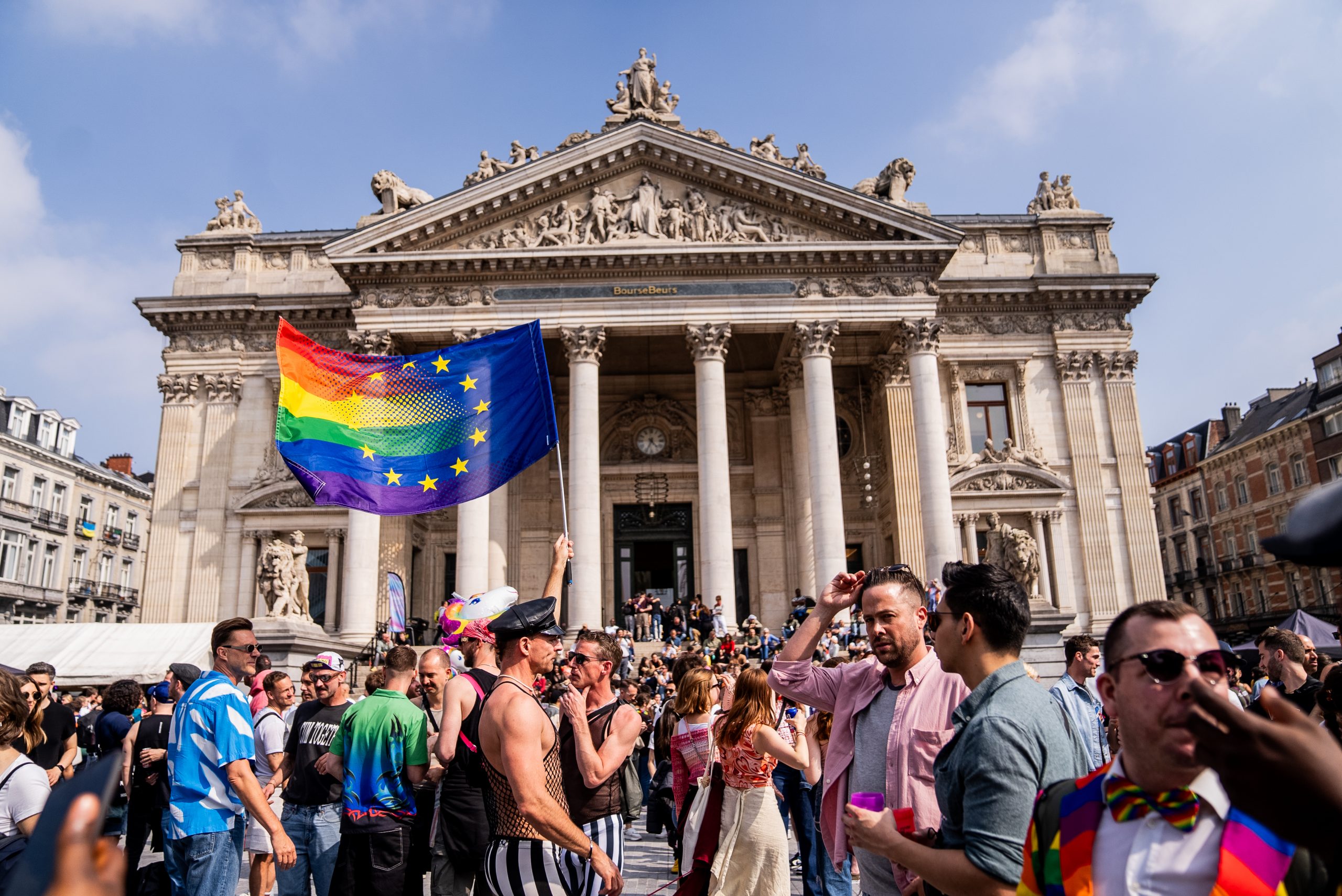 Des gens célèbrent la Pride devant la Bourse