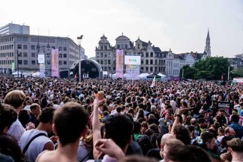Duizenden mensen verzamelen zich op de Kunstberg