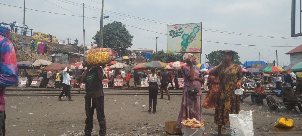 Des gens font leurs courses dans une rue de commerce à Kinshasa