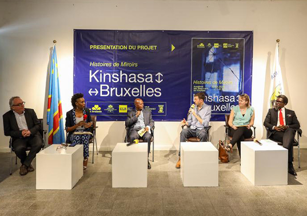 Zes vertegenwoordigers van Brussel en Kinshasa stellen het project voor in een auditorium