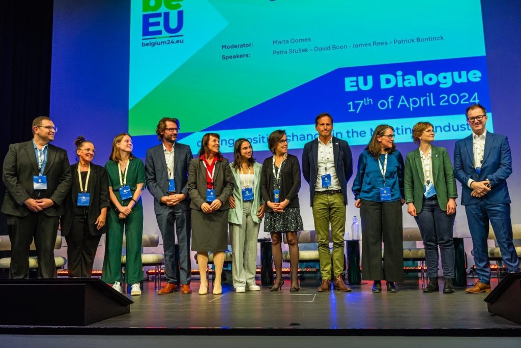 Une photo de groupe pendant l'événement EU Dialogue.