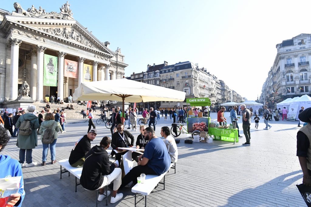 Des gens sont installés devant la Bourse