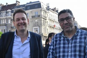 Deux hommes posent devant la caméra