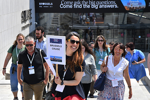 Brandissant une pancarte ‘Brussels Cruise’, une guide emmène un groupe de participants.