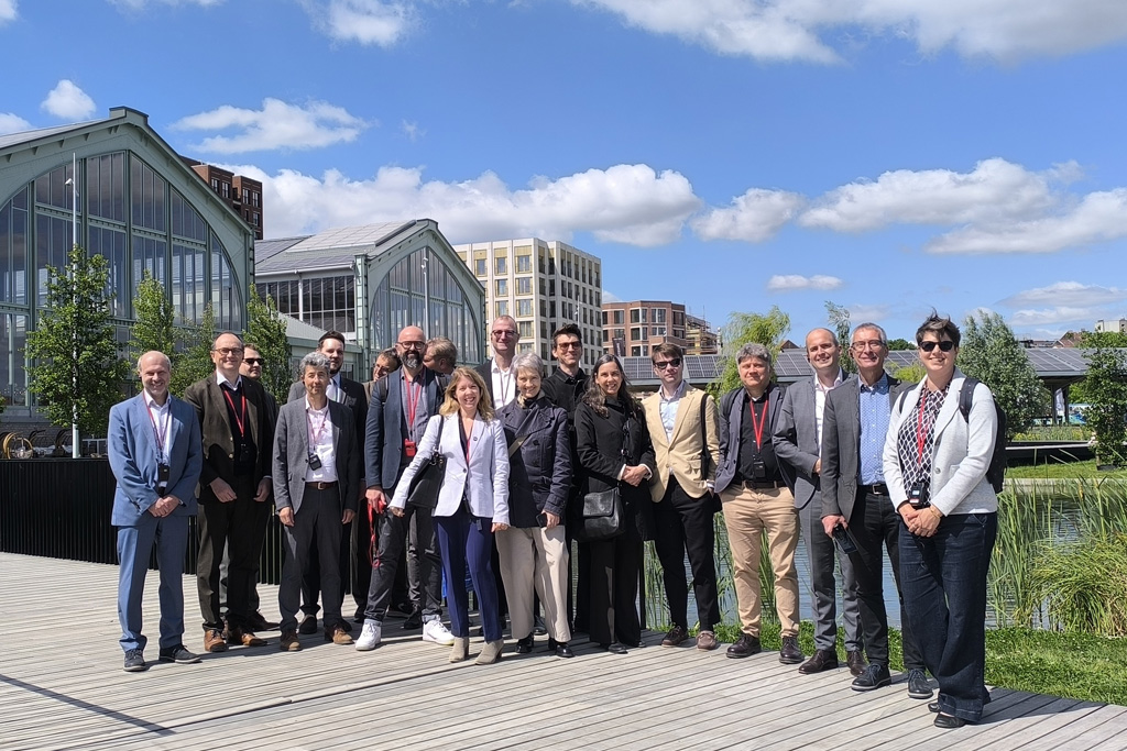 Les protagonistes posent debout devant la Gare Maritime de Tour & Taxis