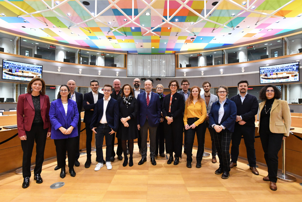 Groepsfoto in de vergaderzaal van de Europese Raad.