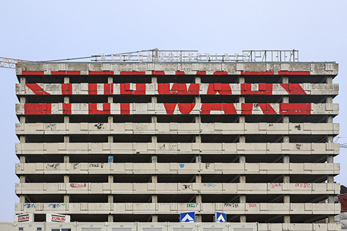 De gevel van het gebouw met in het rood de letters Stop Wars 