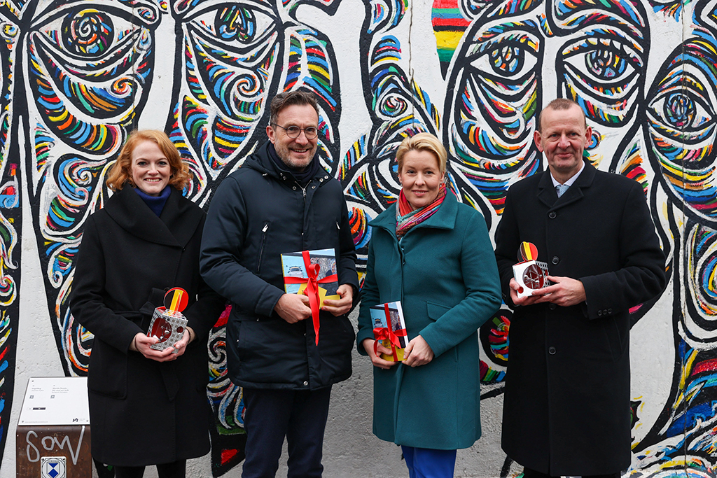 Pascal Smet, Franziska Giffey en twee protagonisten, staand voor een muur