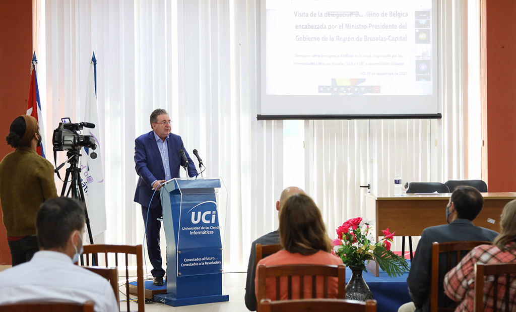 Rudi Vervoort giving a presentation at the UCI.