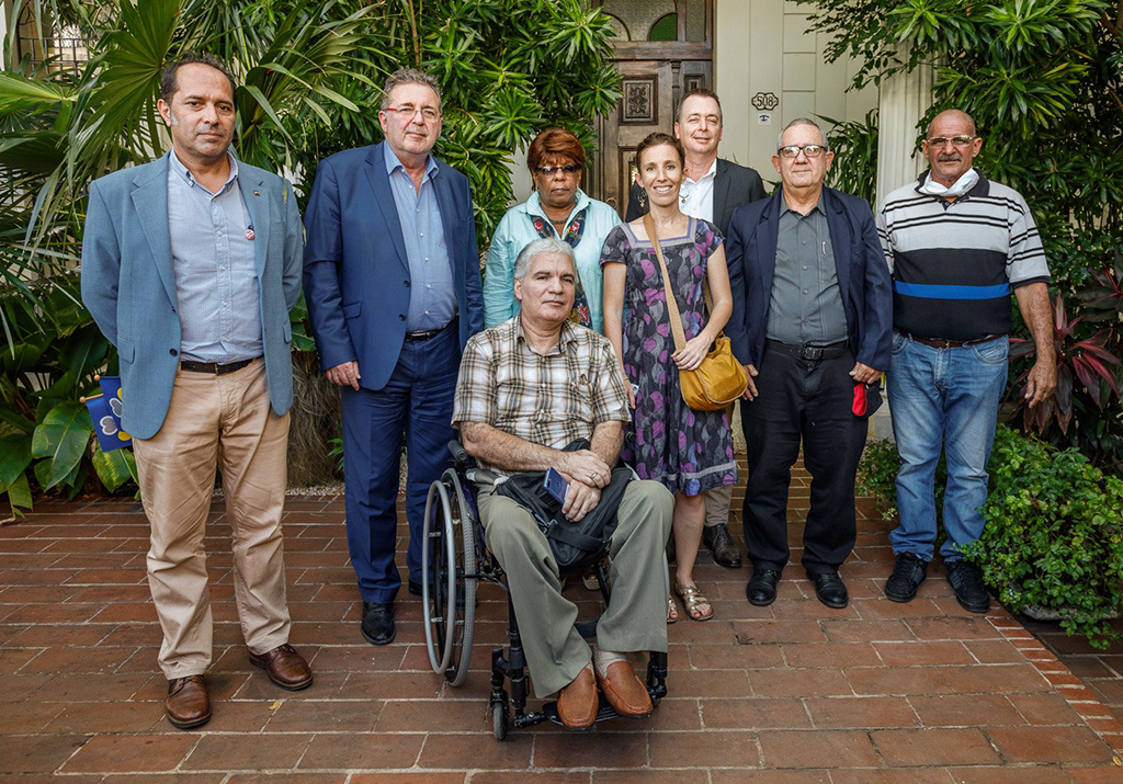 Les protagonistes posent dans un jardin.