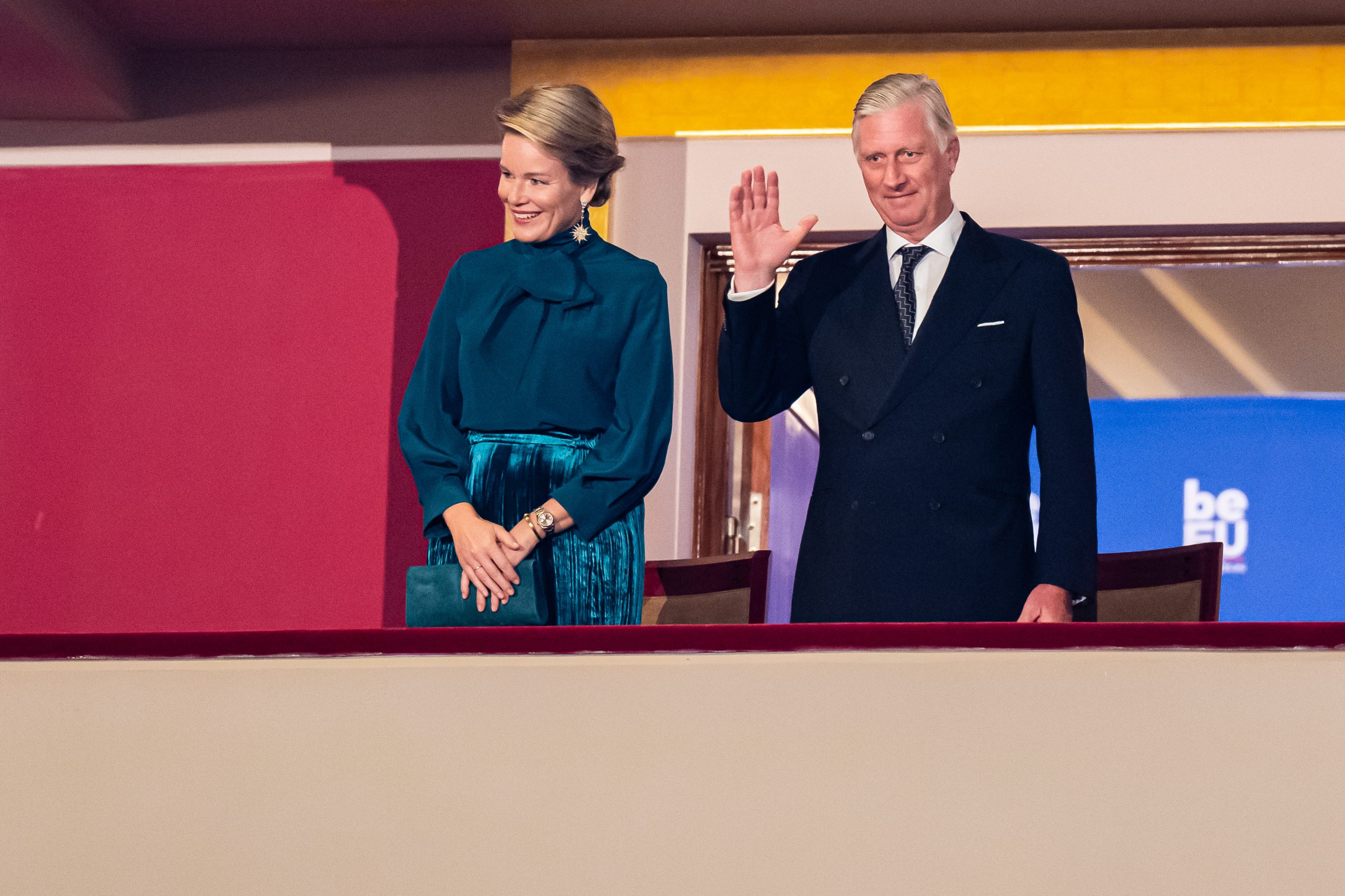 De Koning en Koningin op het balkon. De Koning begroet het publiek.