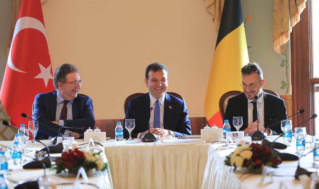 Rudi Vervoort, Ekrem İmamoğlu en Pascal Smet, zittend tijdens een conferentie  