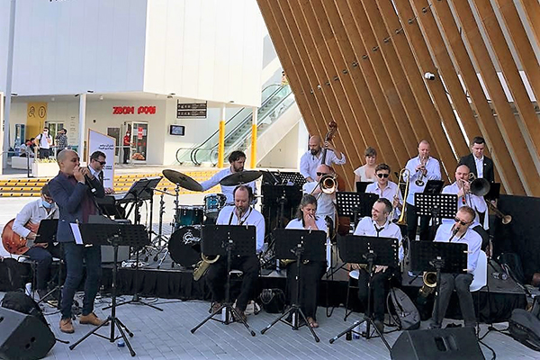 Groep muzikanten van de Jazz Station Big Band tijdens een optreden 