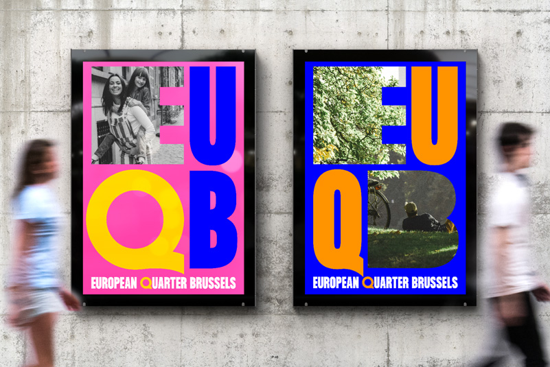 Deux affiches colorées avec la nouvelle marque du Quartier européen sur un mur dans une rue.