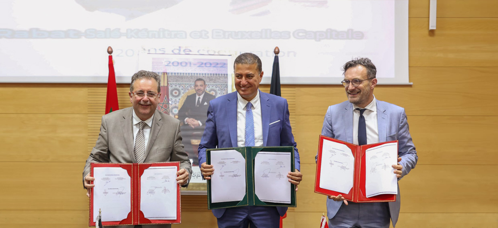 Rudi Vervoort et deux responsables marocains présentent l’accord signé.