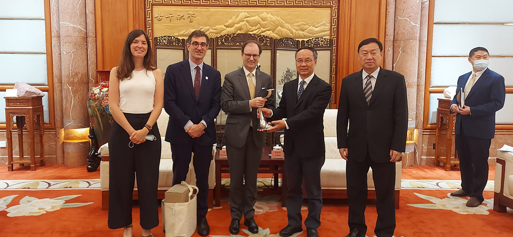 The protagonists standing, flanked by four Belgian and Chinese people