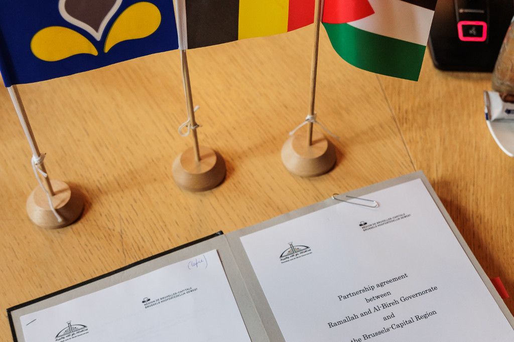 The agreement and three flags: the Brussels-Capital Region, Belgium and Palestine.
