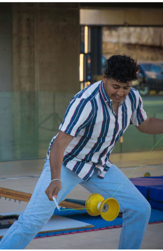 Un jeune Palestinien jongle avec un diabolo 