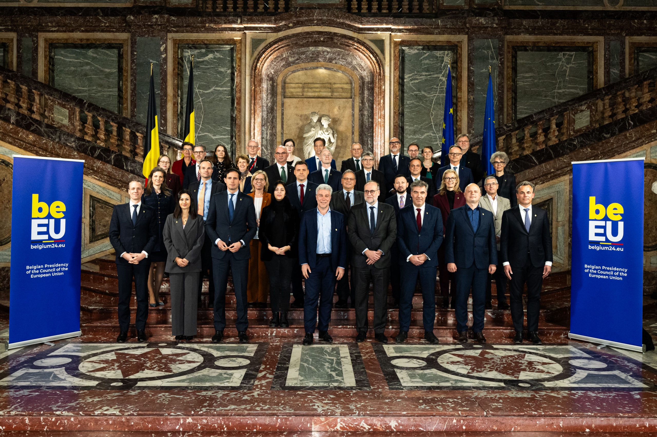 Groepsfoto van de ministers op een trap.