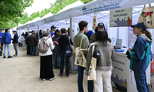 Visitors at the booth of the Brussels Regional Public Service in the park