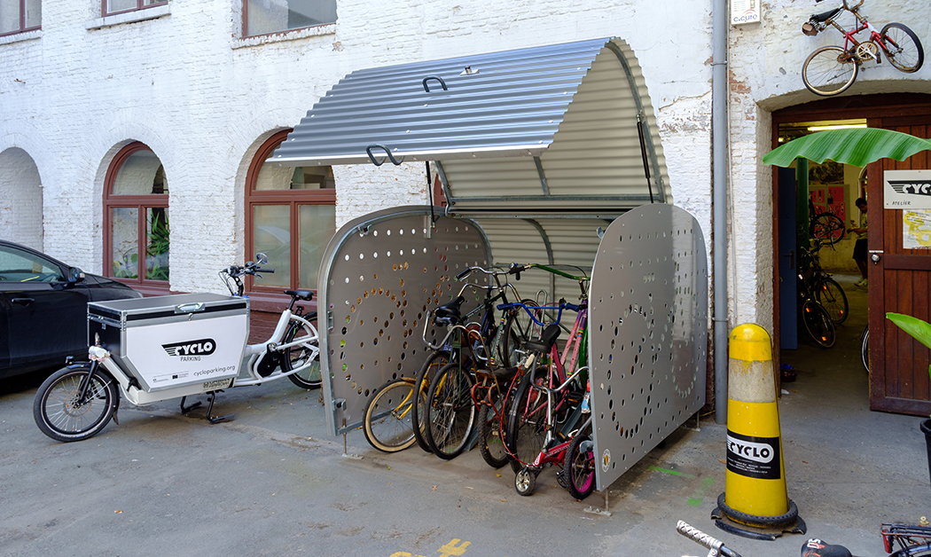 vélos dans un box devant le bâtiment de l’asbl CyCLO