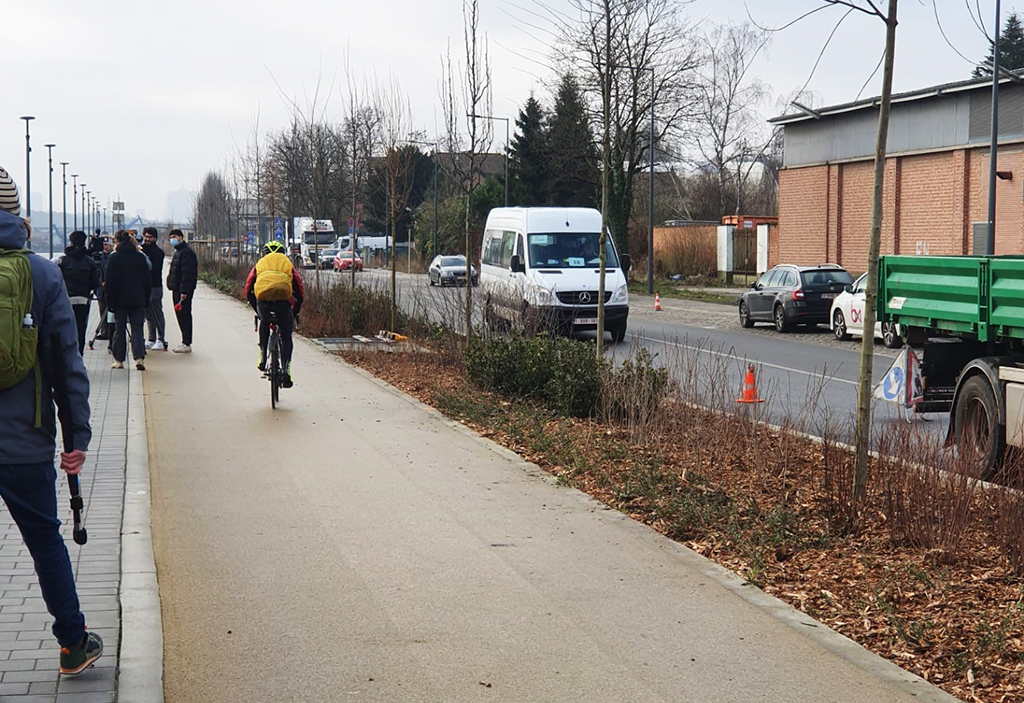 Back view of a cyclist on the cycle route. 